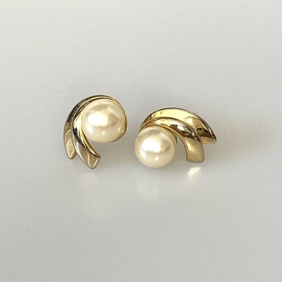 TAT Swirl design gold tone faux pearl stud earrings Signed - Picture 12 of 12